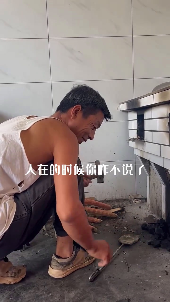 在天水,每到天热时节,总有一样食品分外抢眼,那便是面鱼