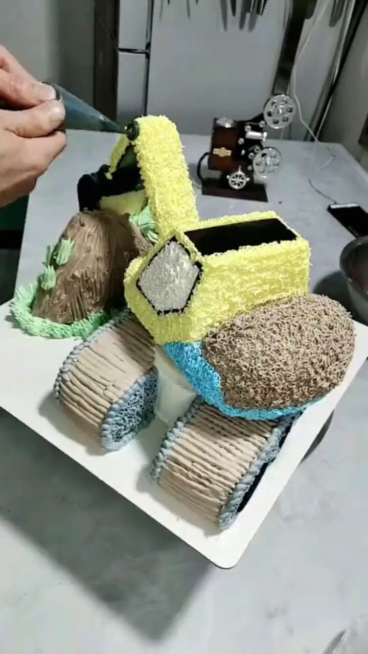 孩子今天过生日,给他做一个挖掘机蛋糕,他看到一定高兴!