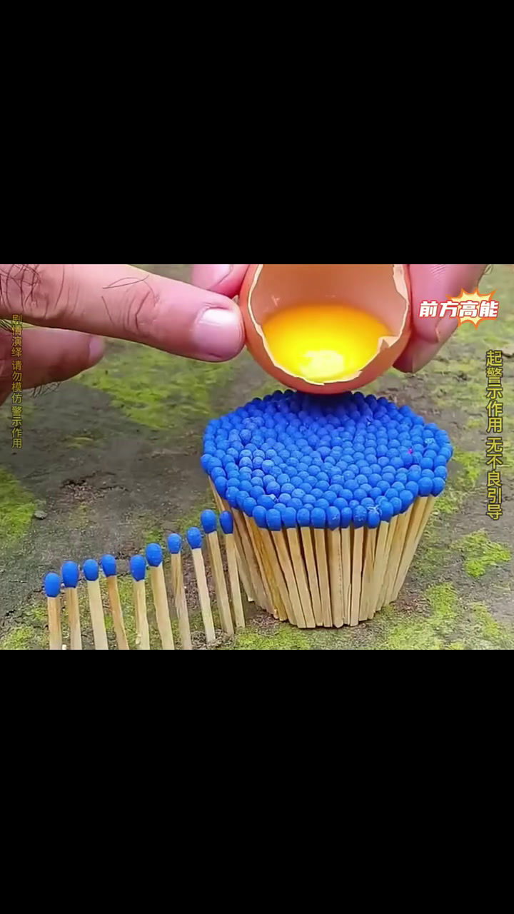 小伙用火柴烤鸡蛋