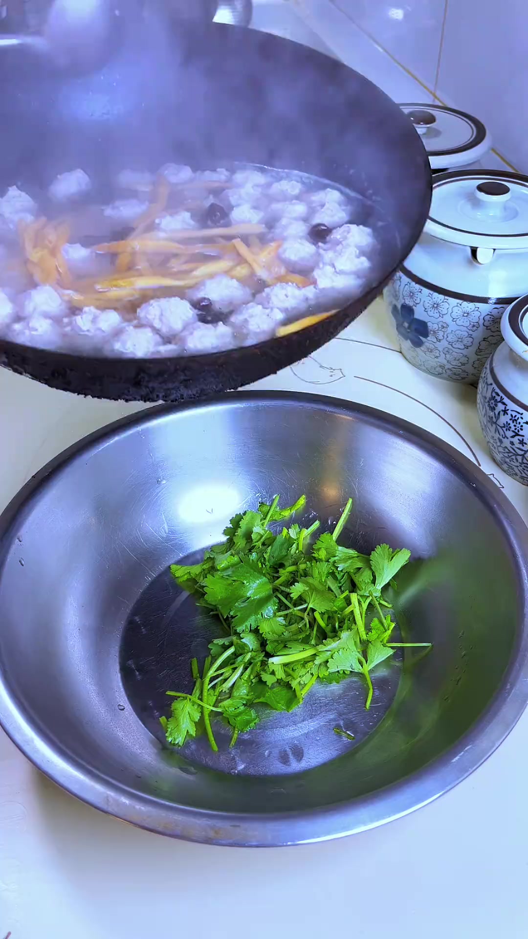 年夜饭最后一道菜,生汆丸子汤,汤鲜味美,丸子鲜嫩
