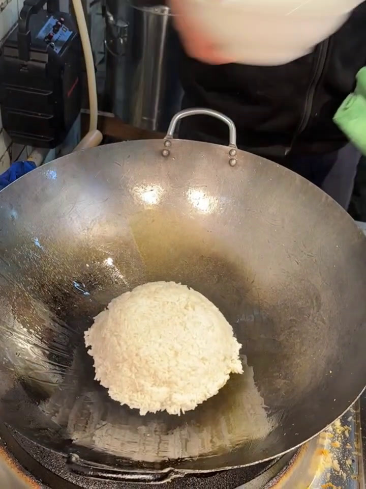 师傅说他炒饭无敌,叫我拍一下!