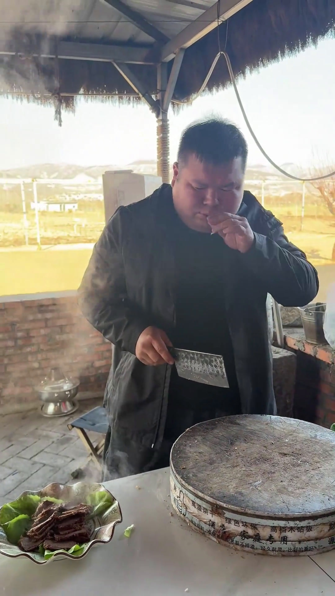 晾制几天的腊肉用辣椒一炒,兄弟们齐聚过年煮酒论英雄