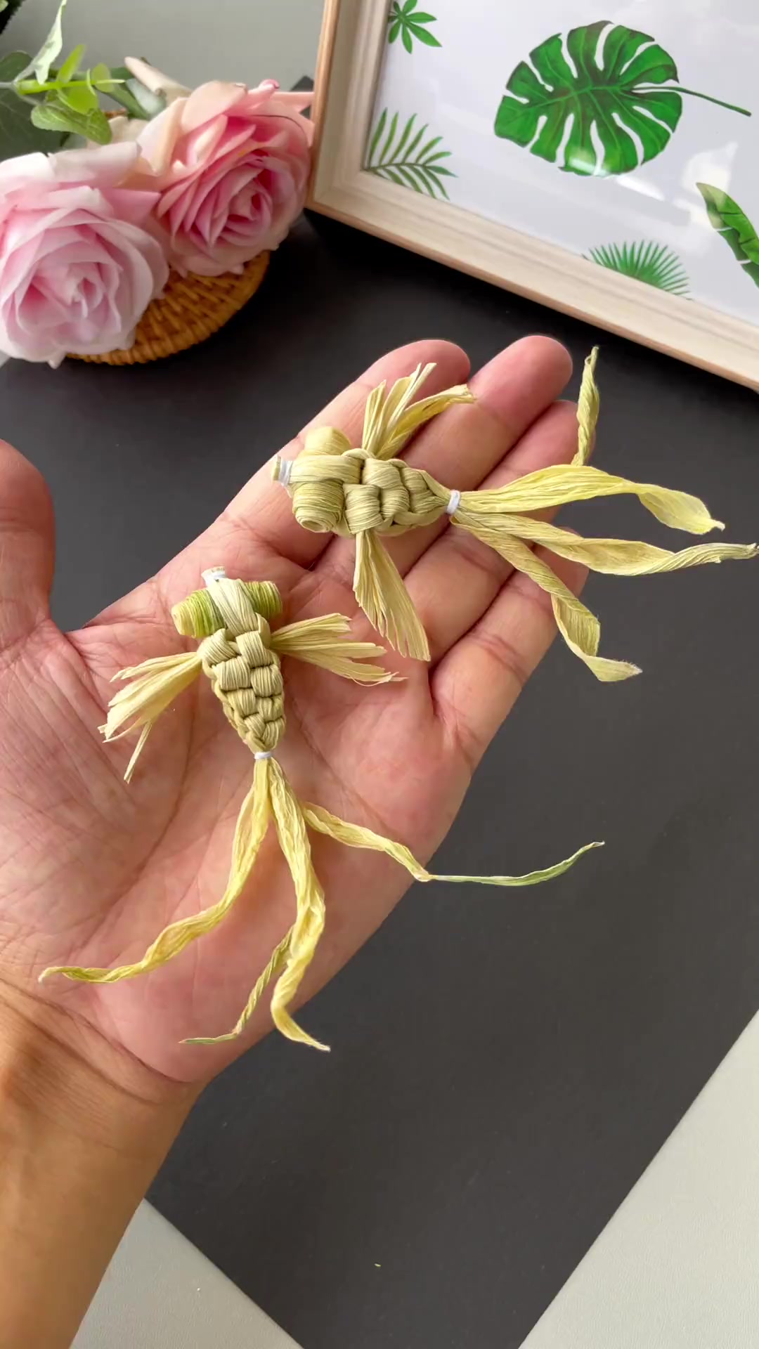 煮过的玉米皮不要扔,晒干一点可以用来做可爱的小金鱼