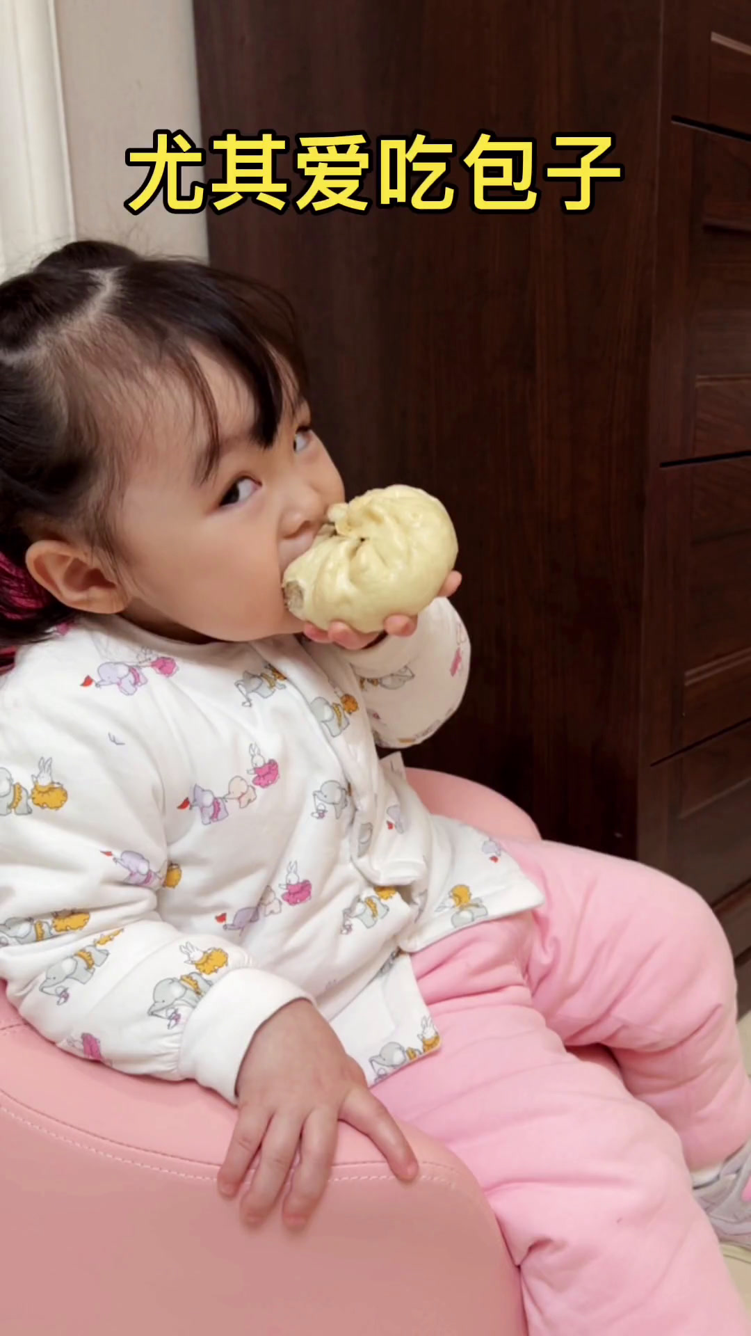 北方人类幼崽,吃包子护食,居然护出了表情包!