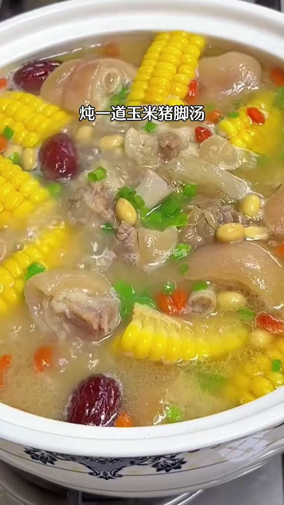 家里媳妇坐月子,炖猪蹄加点玉米味道更加清甜,胶白满满非常好喝