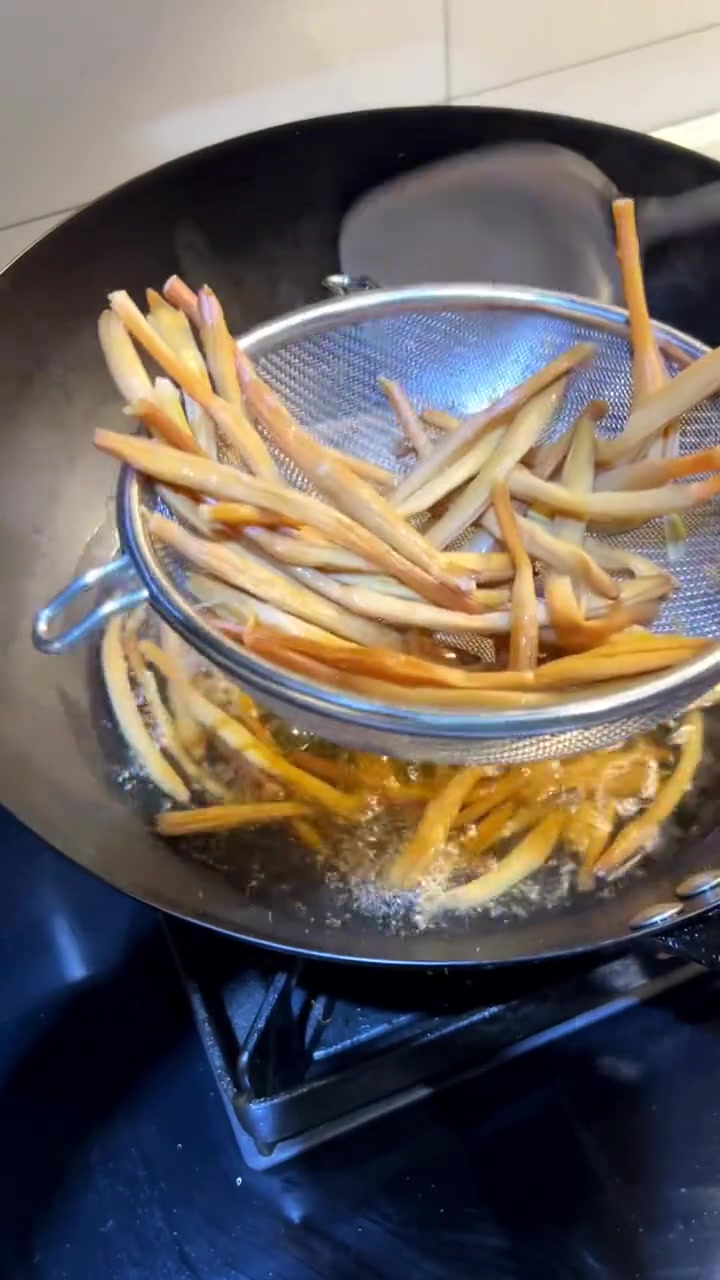 适合月子和哺乳期间喝的黄花菜肉片汤,清爽不油腻还下奶,记得收藏!