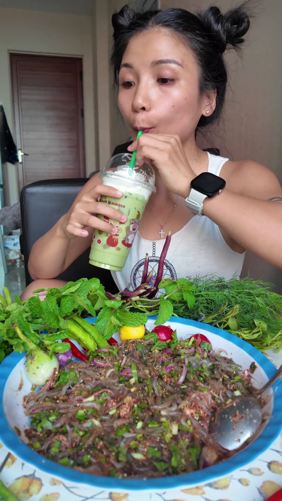 过年窝在泰国出租屋的下午茶,特色生腌跳跳虾