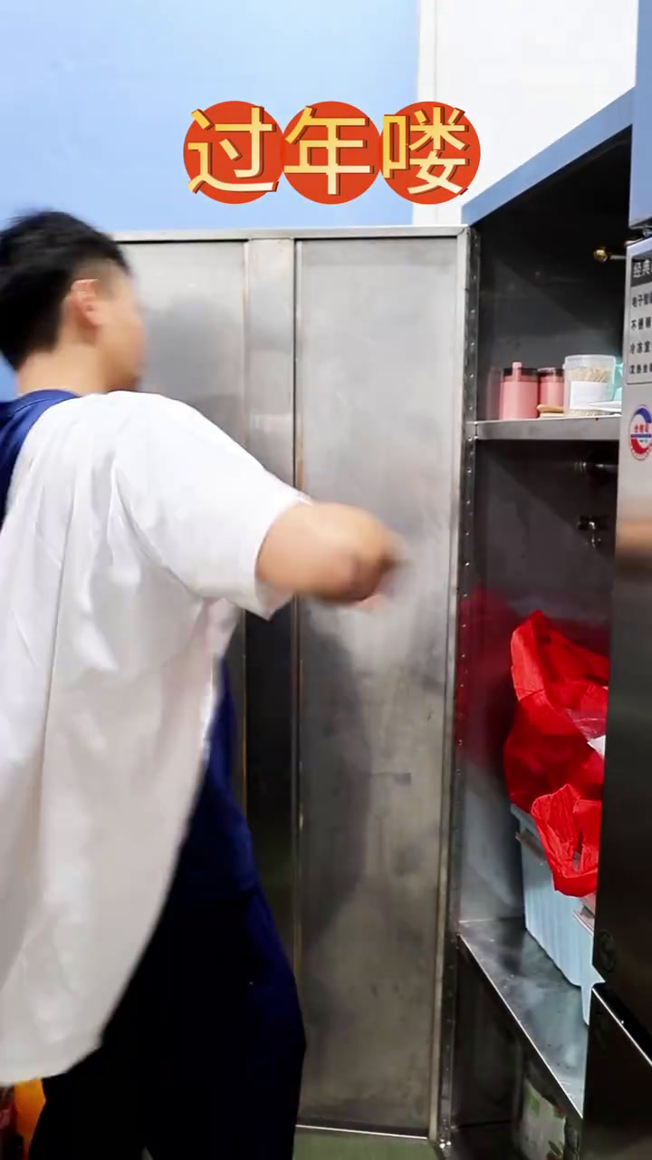 在海南春节的餐桌上,白切鸡必须C位出道!皮滑肉嫩,一口下去全是家的味道。海南有“无鸡不成宴