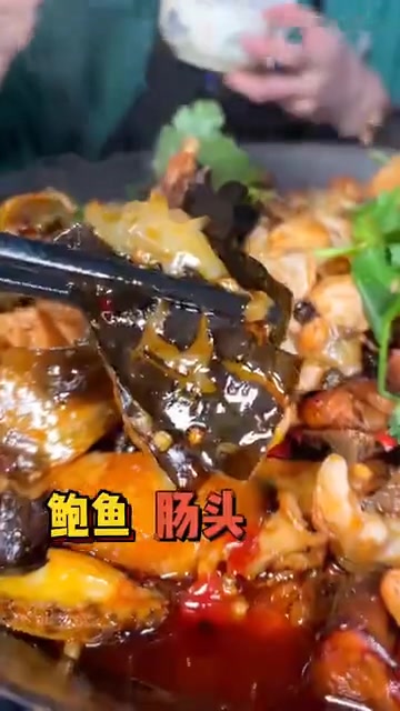 打卡重庆香辣吊锅鸡!啃超大牛蹄真的爽!一口下去满嘴香!
