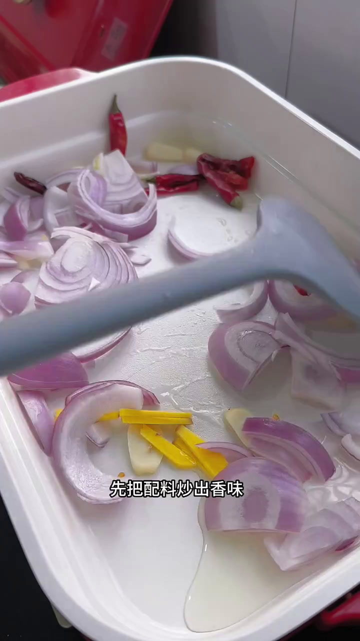 1个人花2小时为家人准备10道美味家常菜 正月的午后,慵懒又惬意。走进厨房,我打算为家人烹