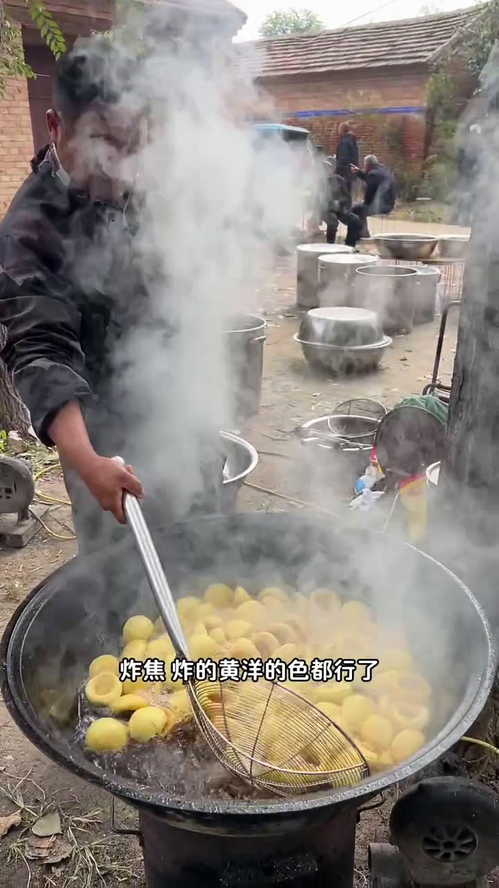 乡村大席一道酱肉窝窝头