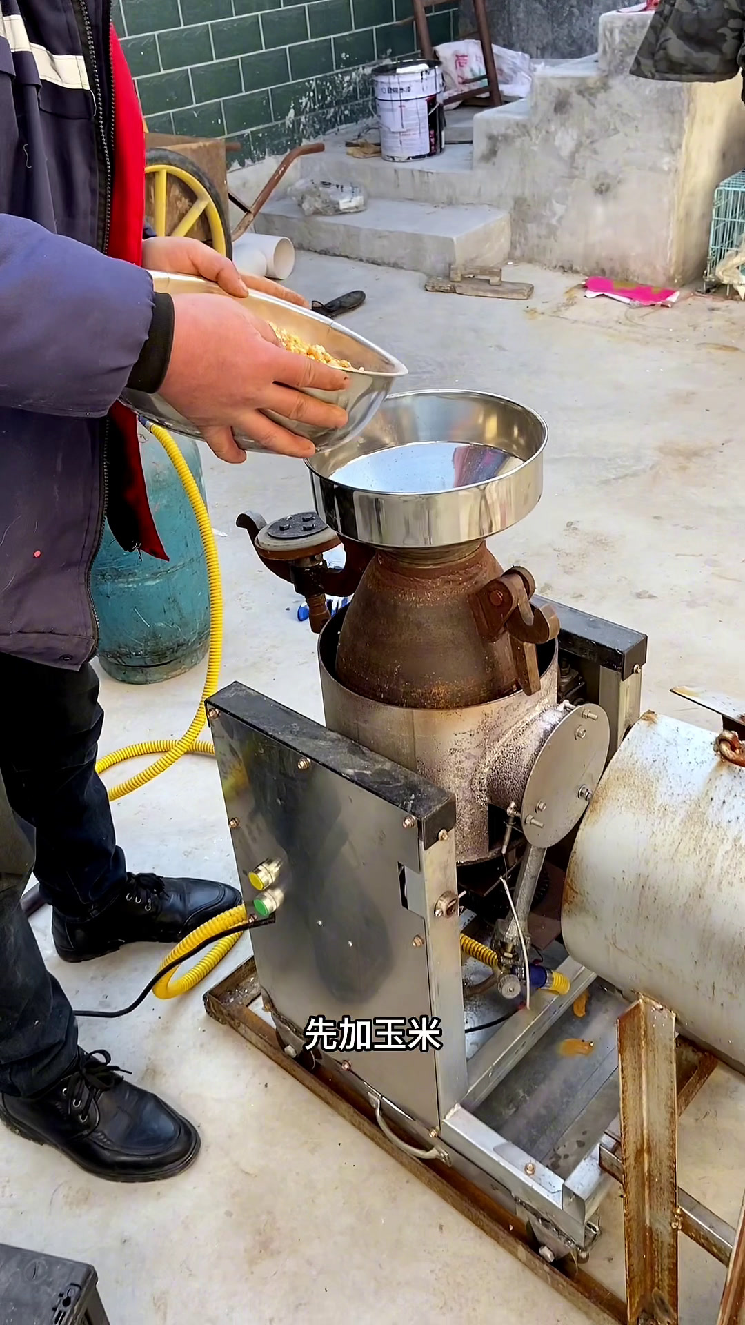 刚收回来一台二手老式爆米花机现场操作