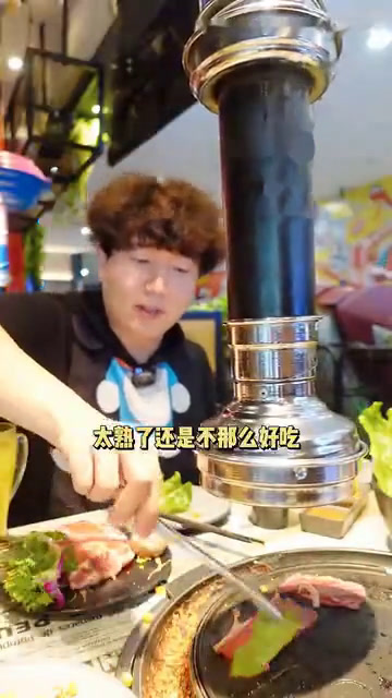 烤牛肉还是要渗着“肌红蛋白”的比较好吃。无尽挑战吃午餐肉的第740天