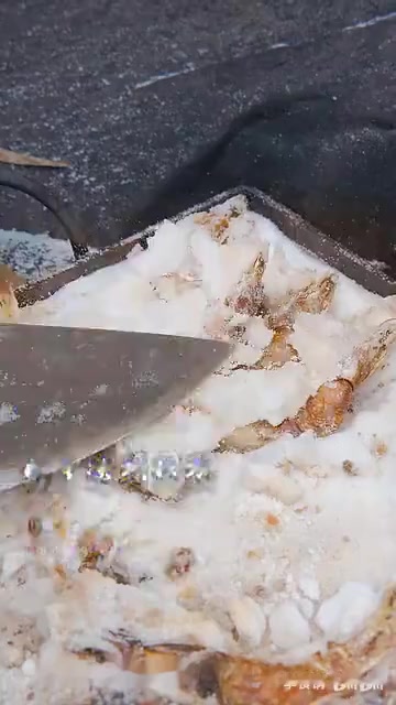基围虾在铁板上撒盐碳烤别有一番风味,这种做法属实新颖