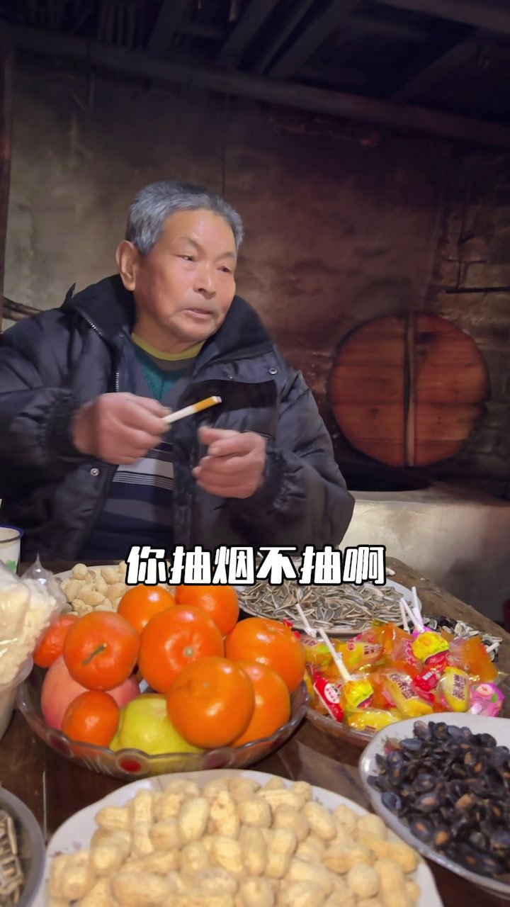 叉子来江西84岁爷爷家拜年,老爷子开心拿一袋土特产给我