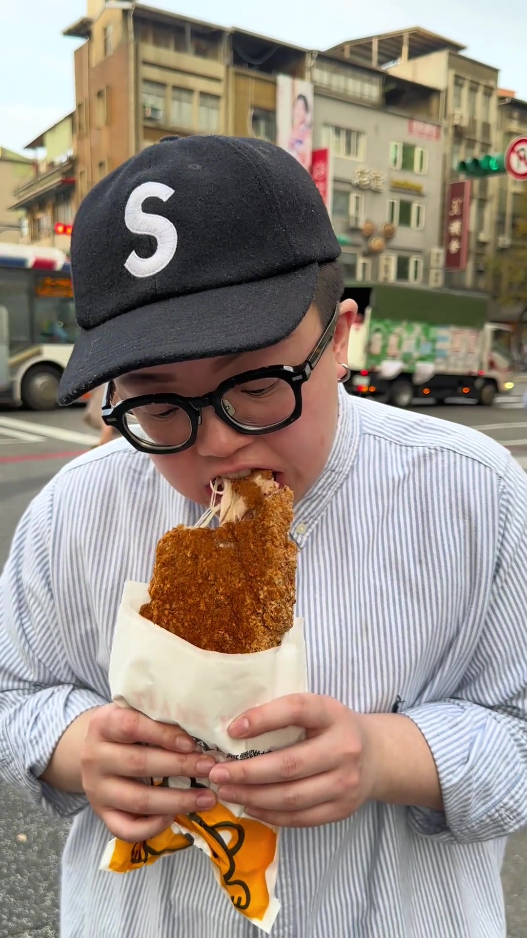 来台湾一定要记得吃一份台式大鸡排!香酥脆还多汁!