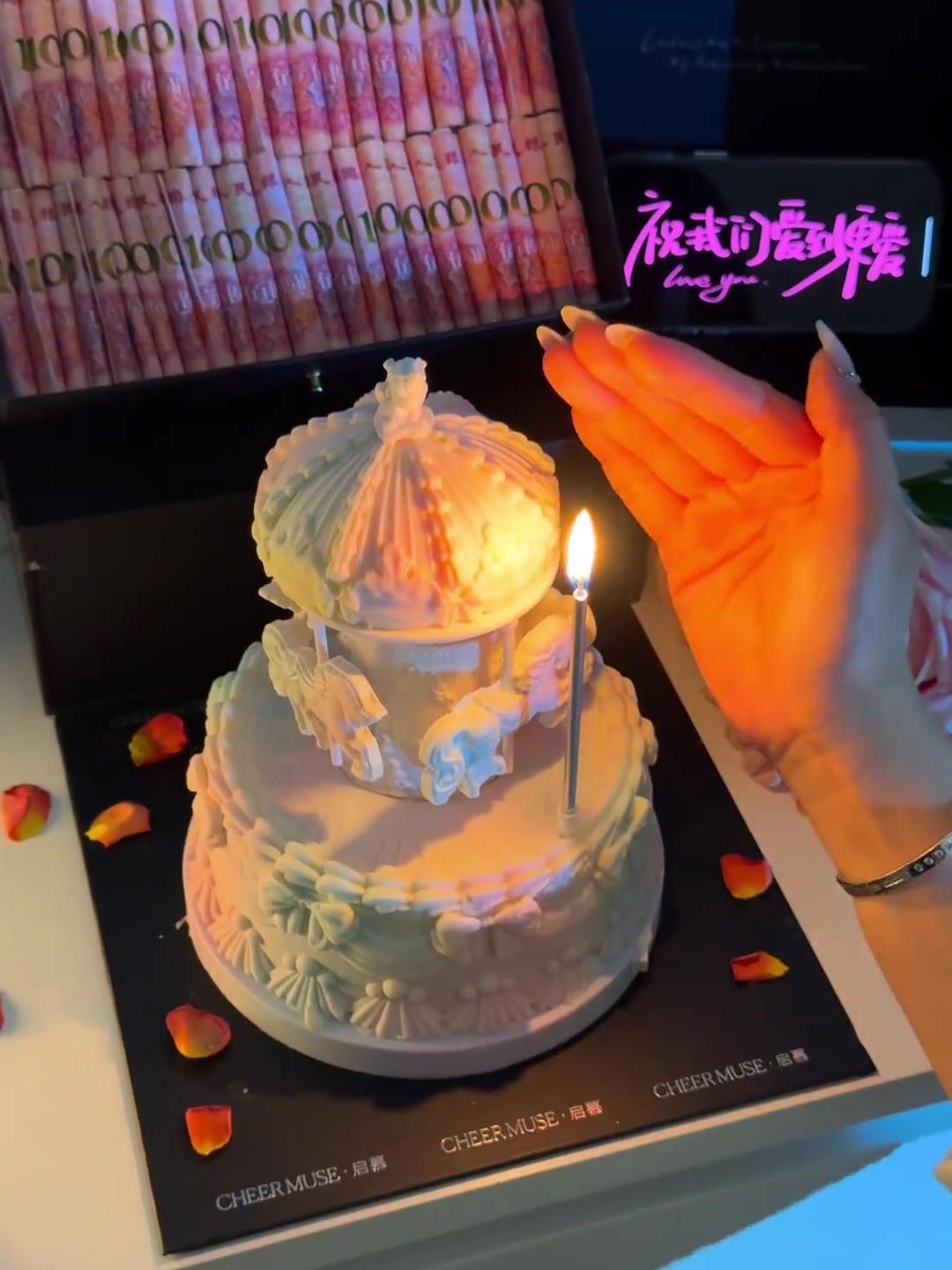 是谁还没收到男朋友送的旋转木马蛋糕呀!?原来是我啊!