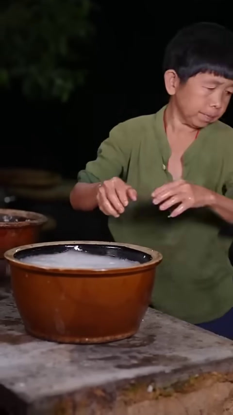 传统做法的糯米鸡,吃过么?整只鸡和糯米让荷叶包裹用柴火熬炖十几个小时