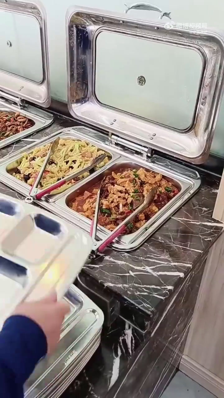 今天来看看 蓝朋友吃点啥?西红柿鸡蛋的酸甜可口、红烧鱼的鲜嫩入味、腐竹牛肉煲的醇厚香浓、爆