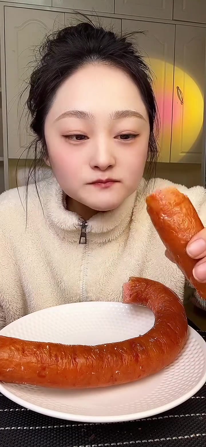 有点小时候老式香肠的味道 鸡肉制作的 味道蛮不错的