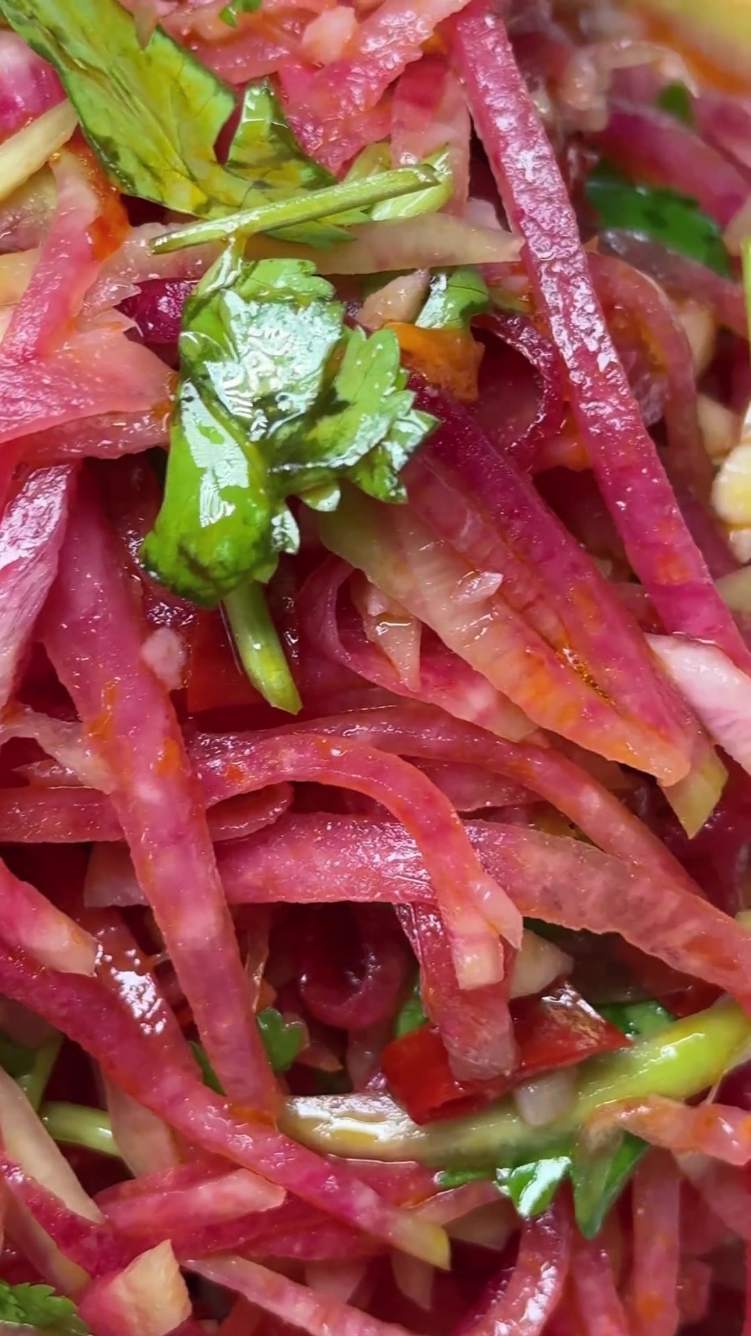 今天带来的是酸辣开胃的凉拌红心萝卜 简单又美味快来试试吧