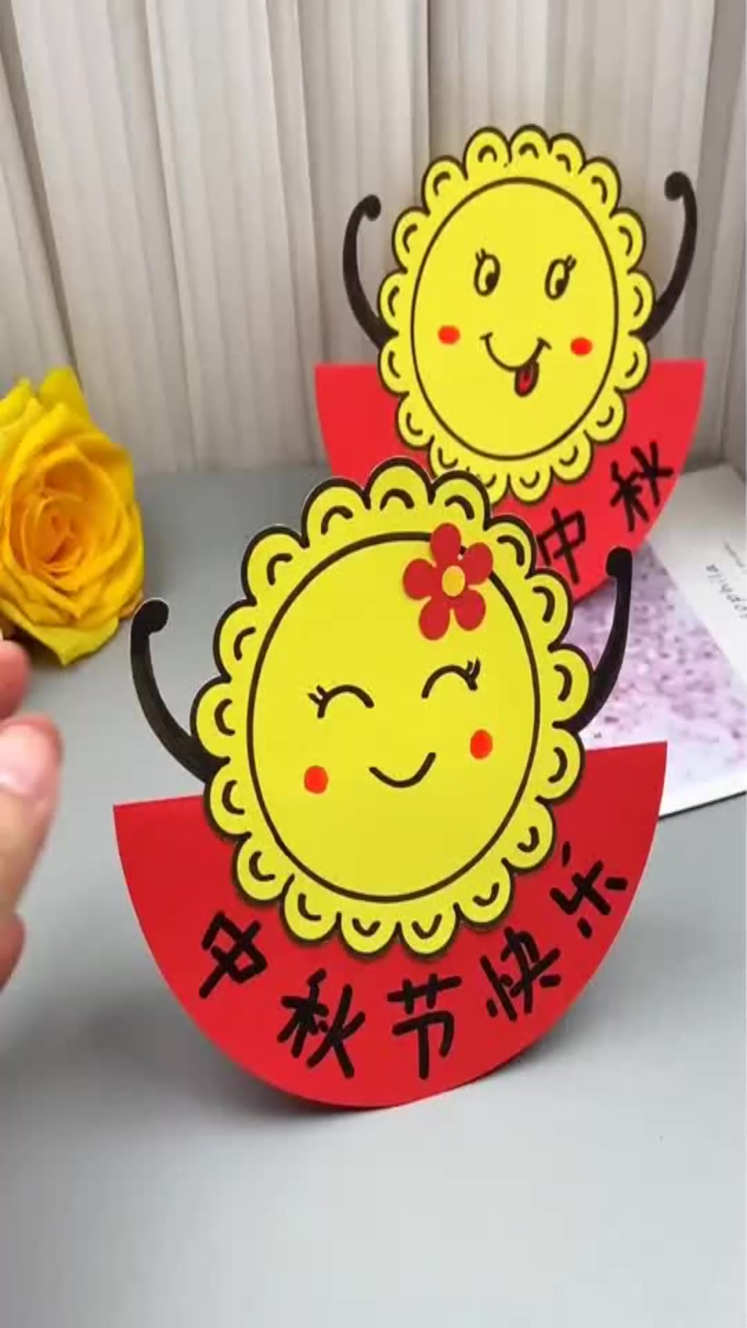 中秋节手工 马上就要中秋节了,一起来做个月饼摇摇乐吧!