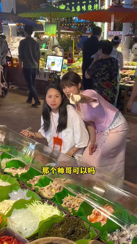 欢迎来到西双版纳,今天挑战卖56个民族特色美食之傣族“舂”鸡脚