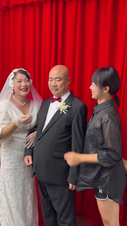 老爸老妈结婚30年了,那时候穷的叮当响,婚纱照都没拍,今年刚好30年珍珠婚纪念日,带他们去