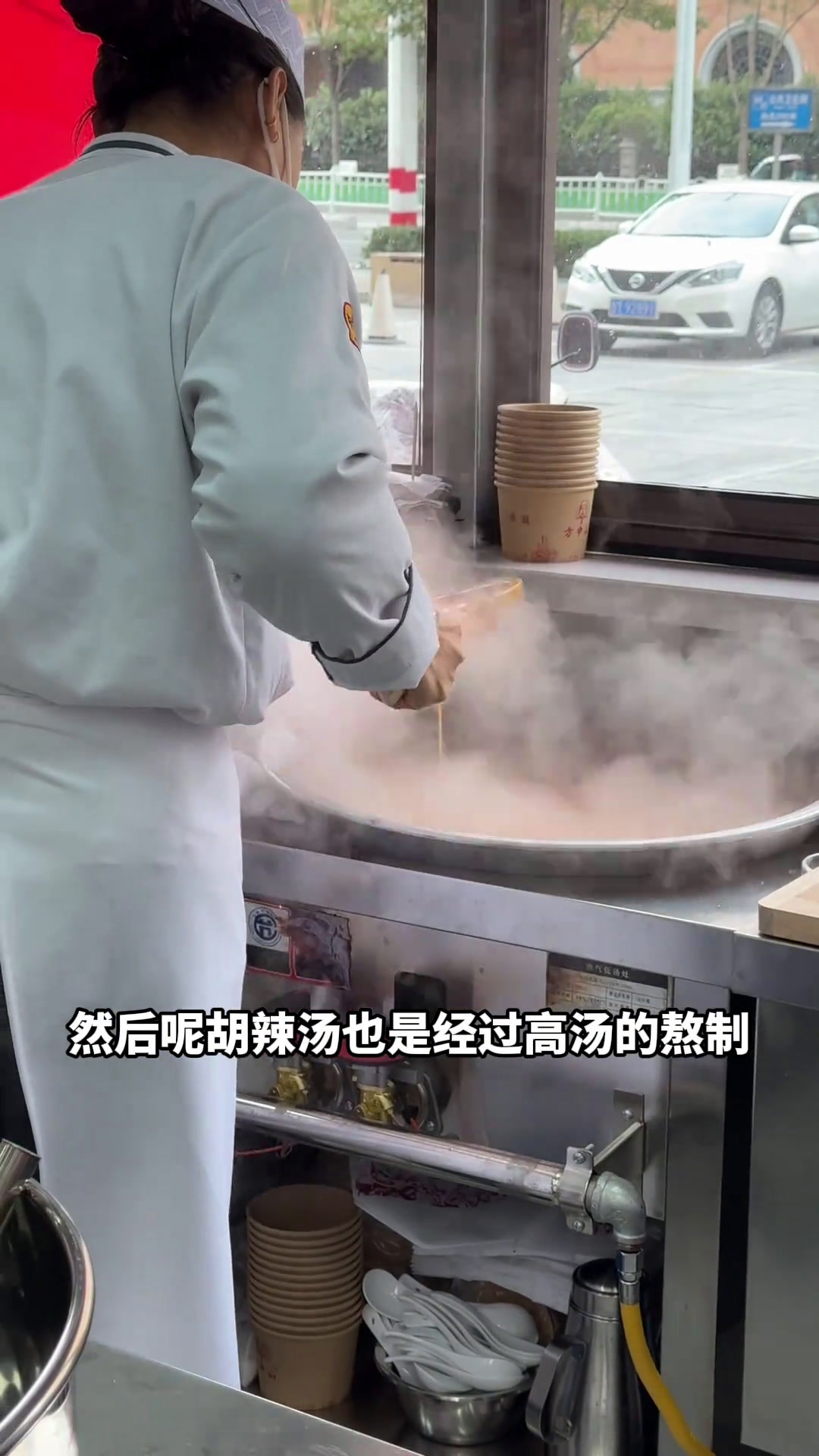 烟台下雪了,正好哈个胡辣汤去 这大冷天来上这么一碗胡辣汤挺得劲儿