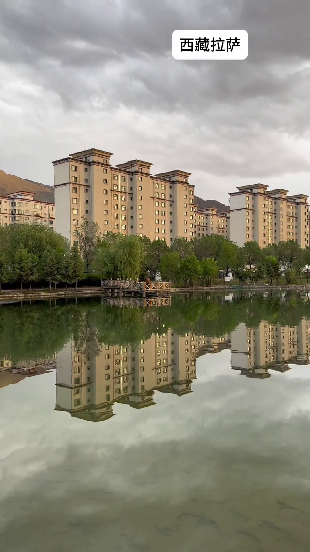 昨晚九点从林芝返回了拉萨,藏餐的烤羊、烤肉、烤鱼、奶茶、酥油茶、糌粑都尝了下,一抬头餐厅外