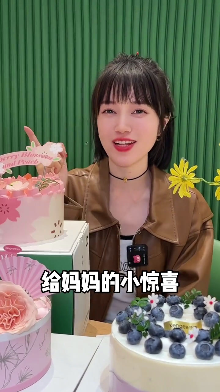 五月是一个特殊的月份,母亲节要来了,送妈妈一个仟吉的繁花蛋糕,告诉她你有多爱她~
