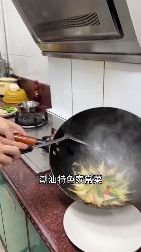 潮汕特色家常菜半煎煮竹仔鱼,鱼肉肉质鲜嫩,味精鲜美,真好吃