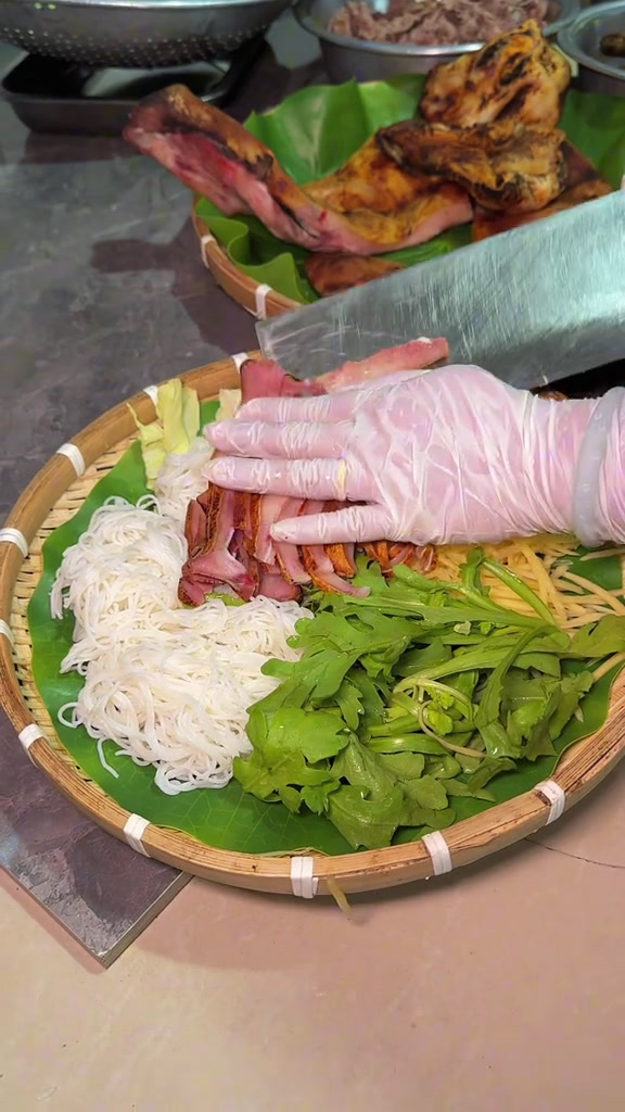 属于德宏特色口味的私房菜,你们吃过配3种蘸料的撒撇吗?还有本地做法的三杯鸡,今天带你们看点