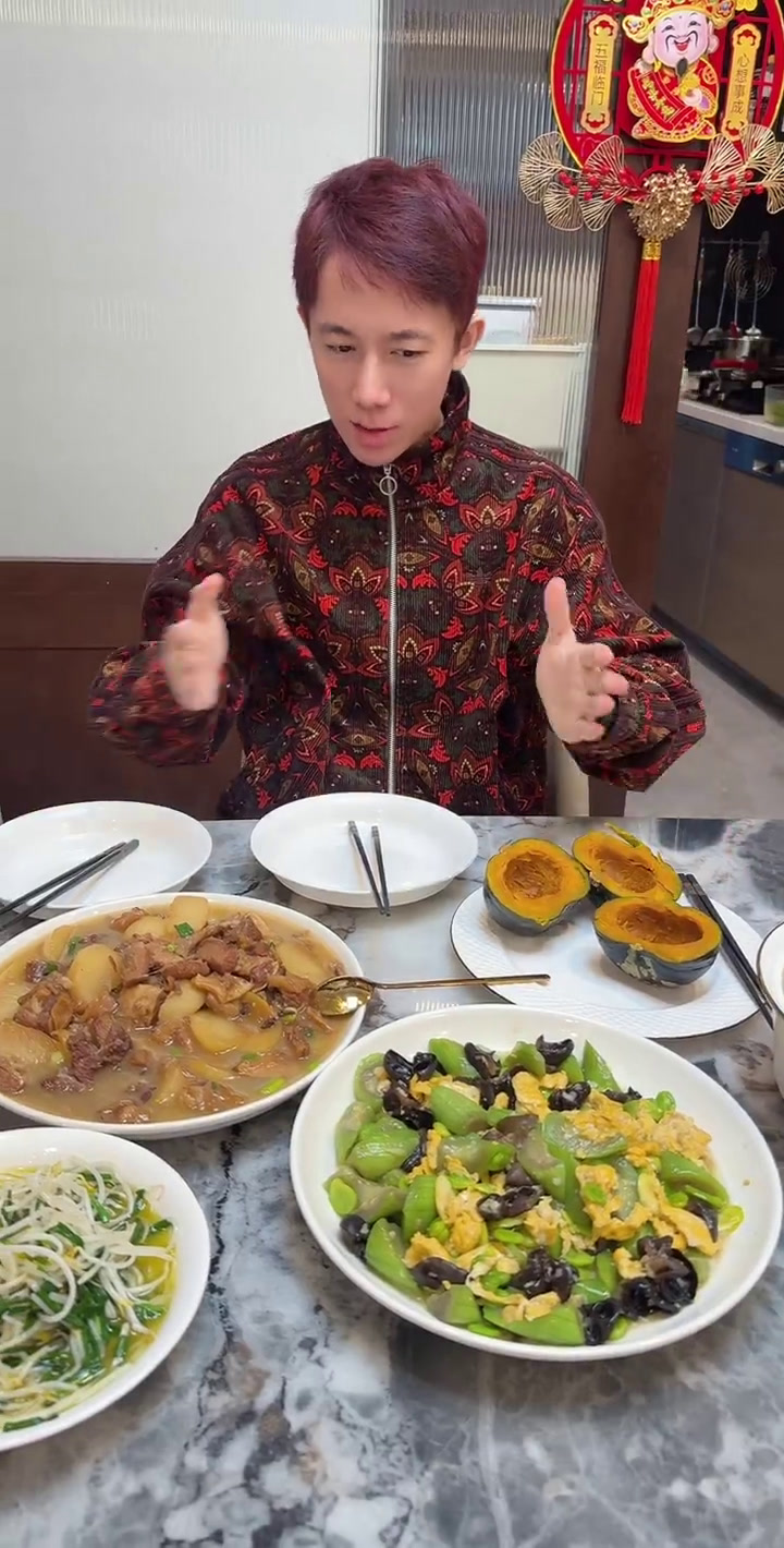 1. 炖牛肉配土豆   好处: 牛肉富含优质蛋白质、铁和锌,有助于增强肌肉力量、提高免疫力