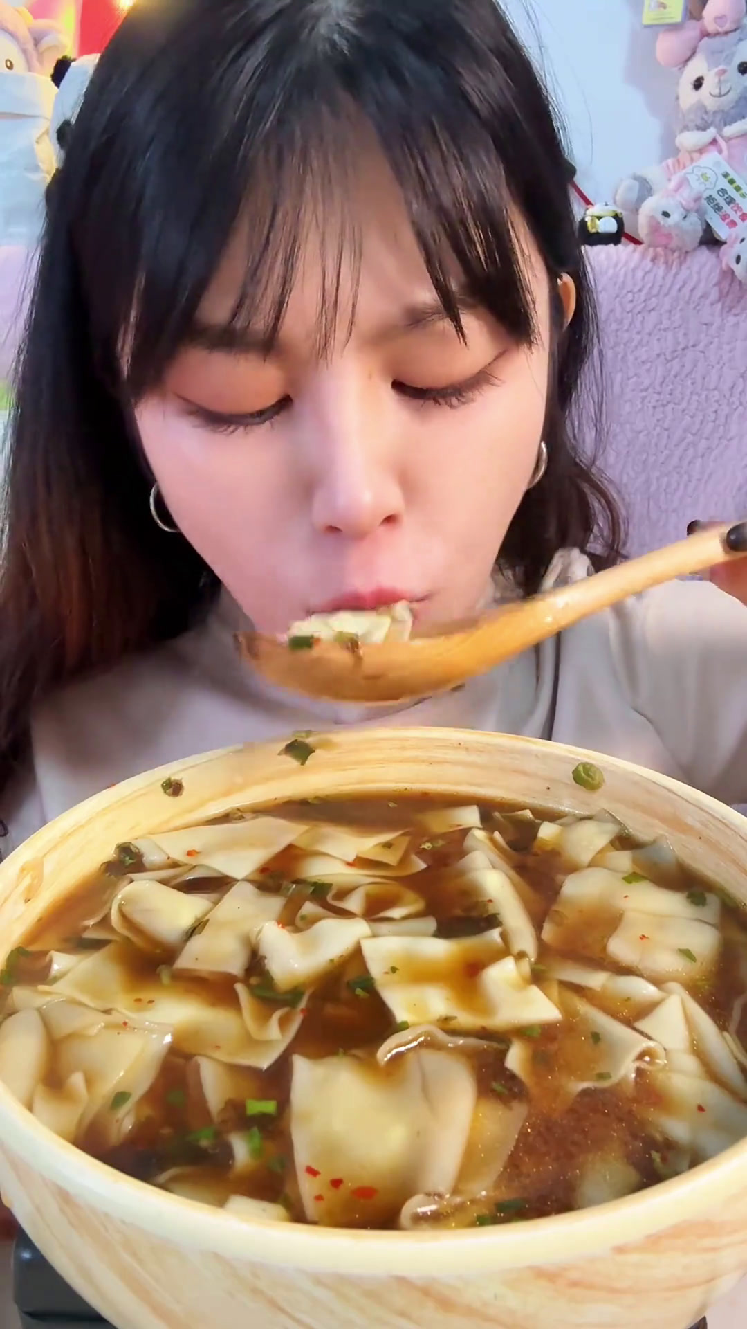 华味坊的酸汤面叶太好喝啦 还加了个脆皮手枪腿和缺牙齿鞭炮笋