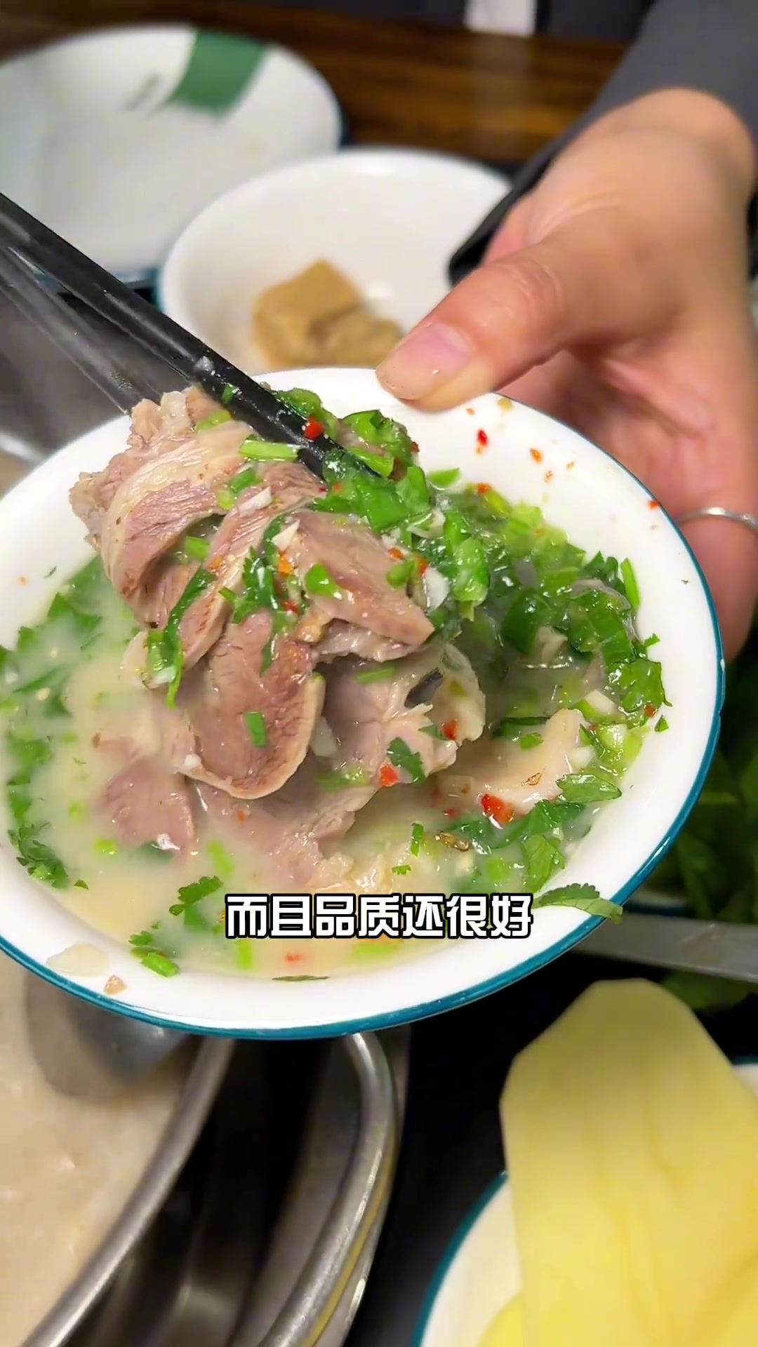 郫县的家人们看过来,生意非常火爆的简阳老字号羊肉汤现推出了120的套餐简直太划算啦!秋冬怎