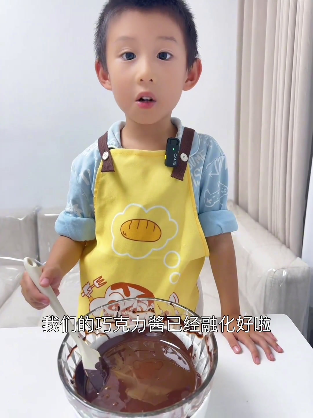 五岁孩子在家里自制迪拜巧克力! 材料:巧克力300克,面包丝120克,开心果酱50克,黄油