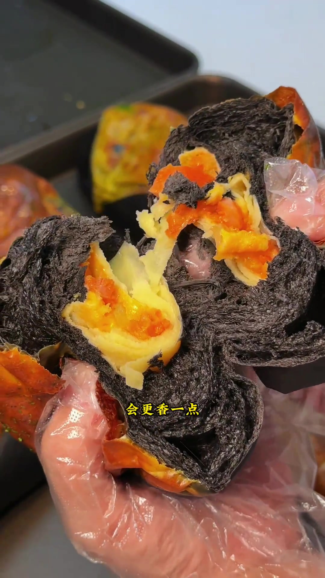 这家烘焙店的面包怎么这么奇怪?还能黑麻麻的?