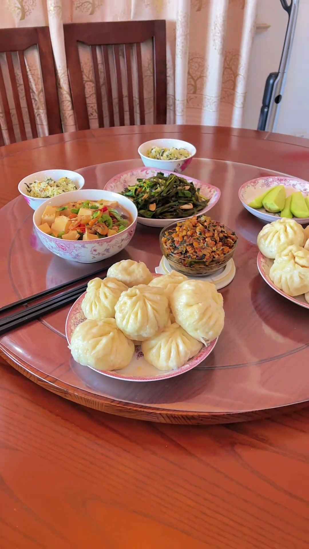 粗茶淡饭有真味,做了点白菜香干肉包子,等我不在家的时候