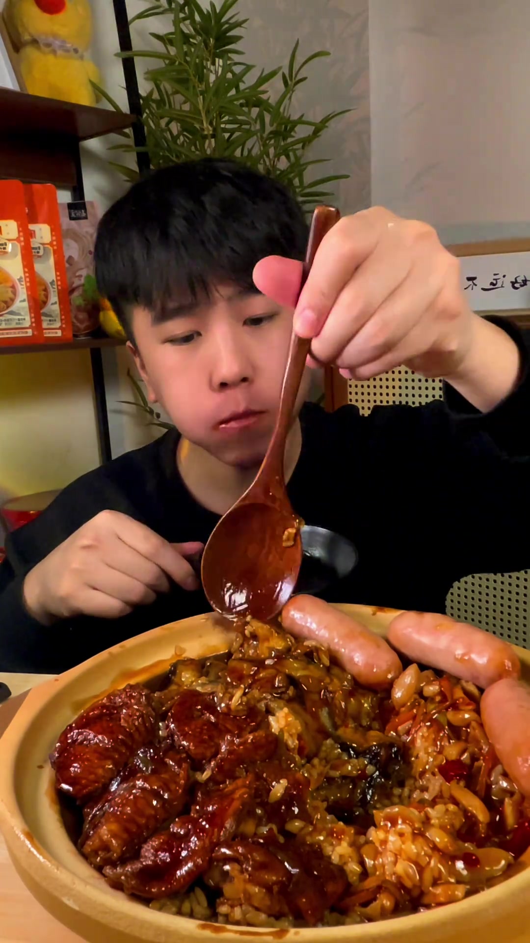 挑战做自媒体涨粉10万!第34天,今天吃一个小伙伴们点了好久的可乐鸡翅盖饭,外加鱼香肉丝和