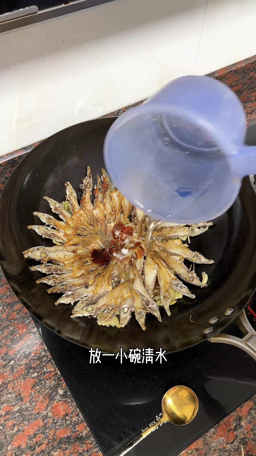 迪仔鱼焖酸菜,做法简单又好吃
