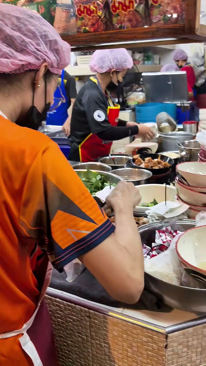 在普吉岛300泰铢一天租了个小摩托 然后骑着去普集镇一个当地很有名的米其林排骨汤饭店 菜单