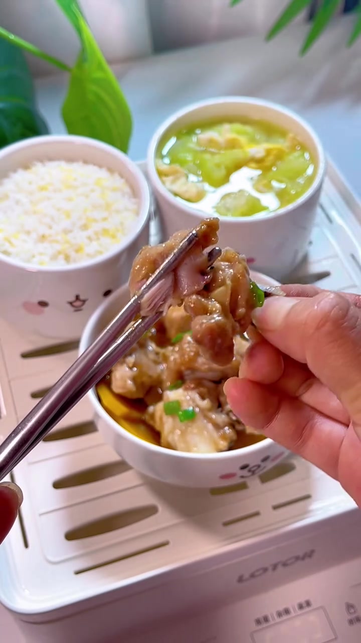 1岁+宝宝辅食一锅蒸 南瓜蒸排骨,搭配丝瓜鸡蛋汤,和主食小米饭 有菜有肉有蛋一锅出,简单好