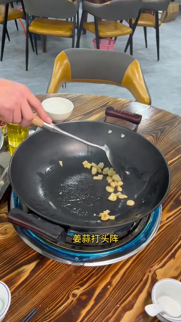 把火一点,成为全场焦点!师傅从顺德来的,鹅是黑棕鹅