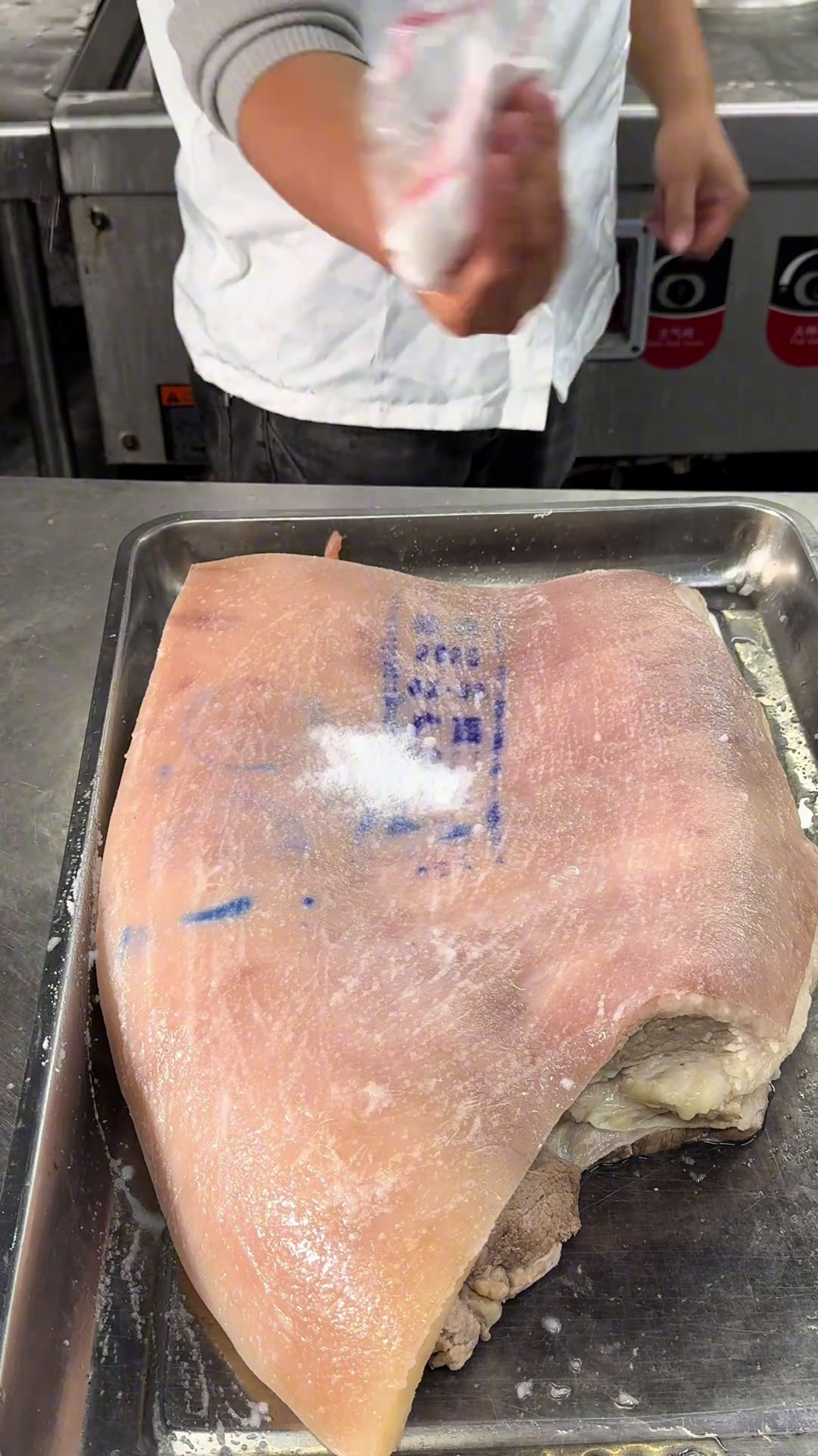 按照这个方法炸扣肉,谁都能炸成功 广西特色脆皮扣肉制作教程