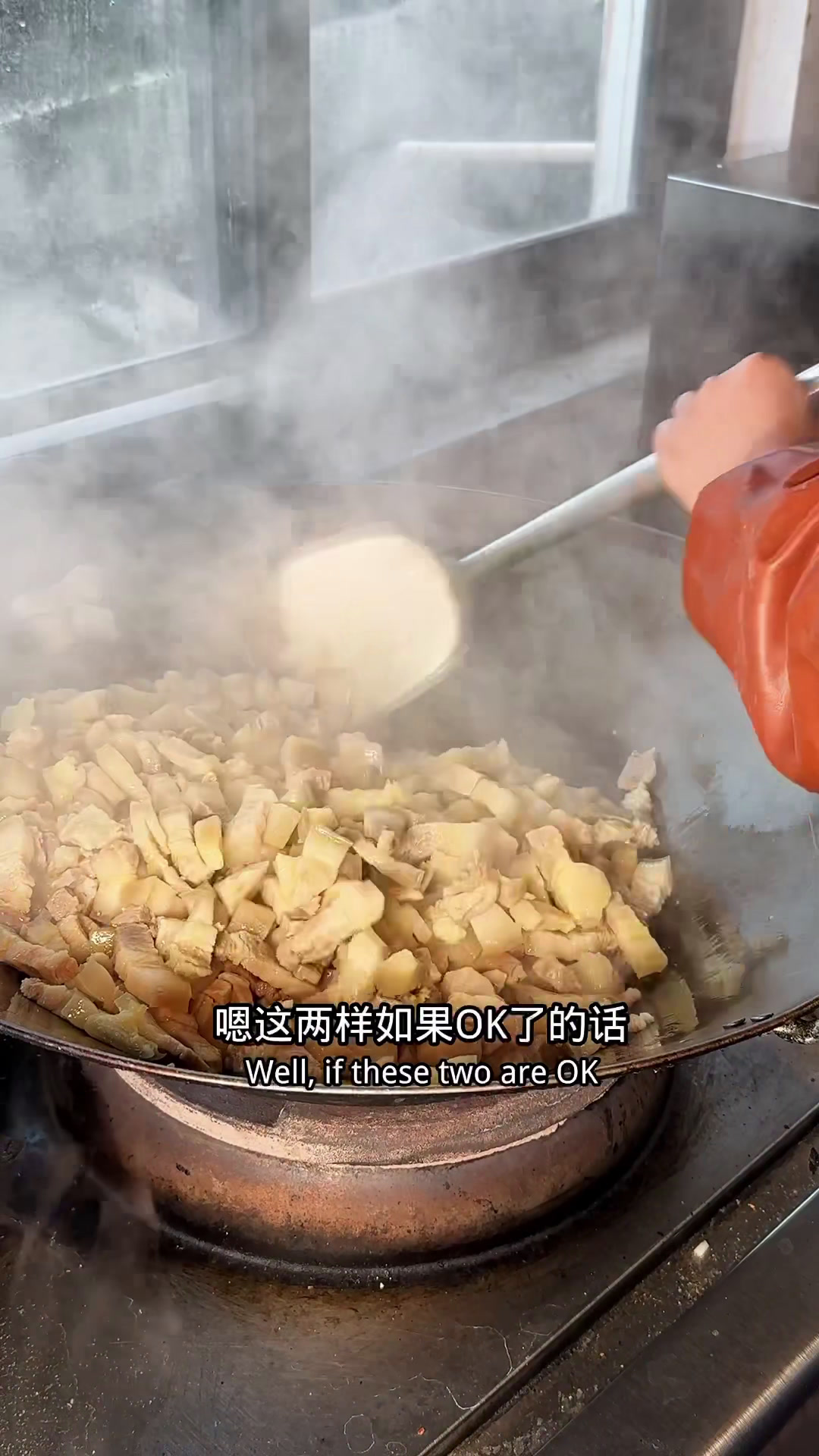 工地大锅饭小加餐,给工友师傅安排红烧肉豆腐泡,味道手拿把掐