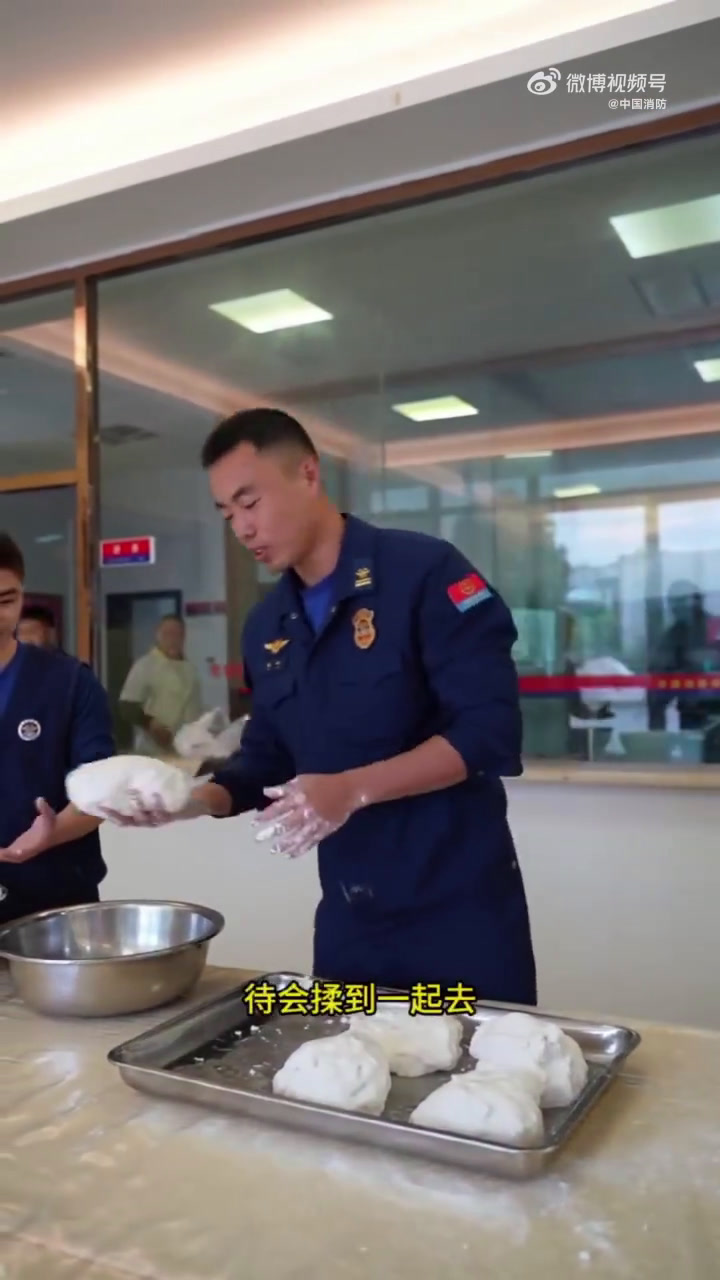 至,快来和 的蓝朋友们一同开启温馨的包汤圆之旅吧!准备好花生碎、黑芝麻、糯米粉等食材,亲自