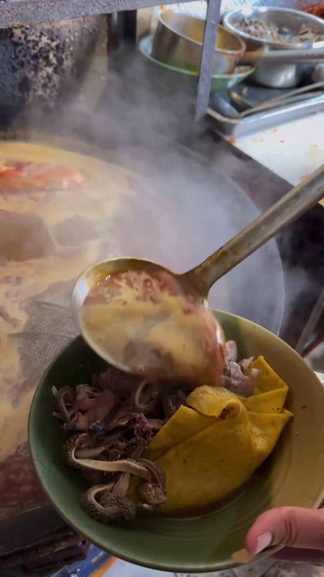 河北唐县碗肉 羊杂汤里加煎饼……这吃法真奇怪