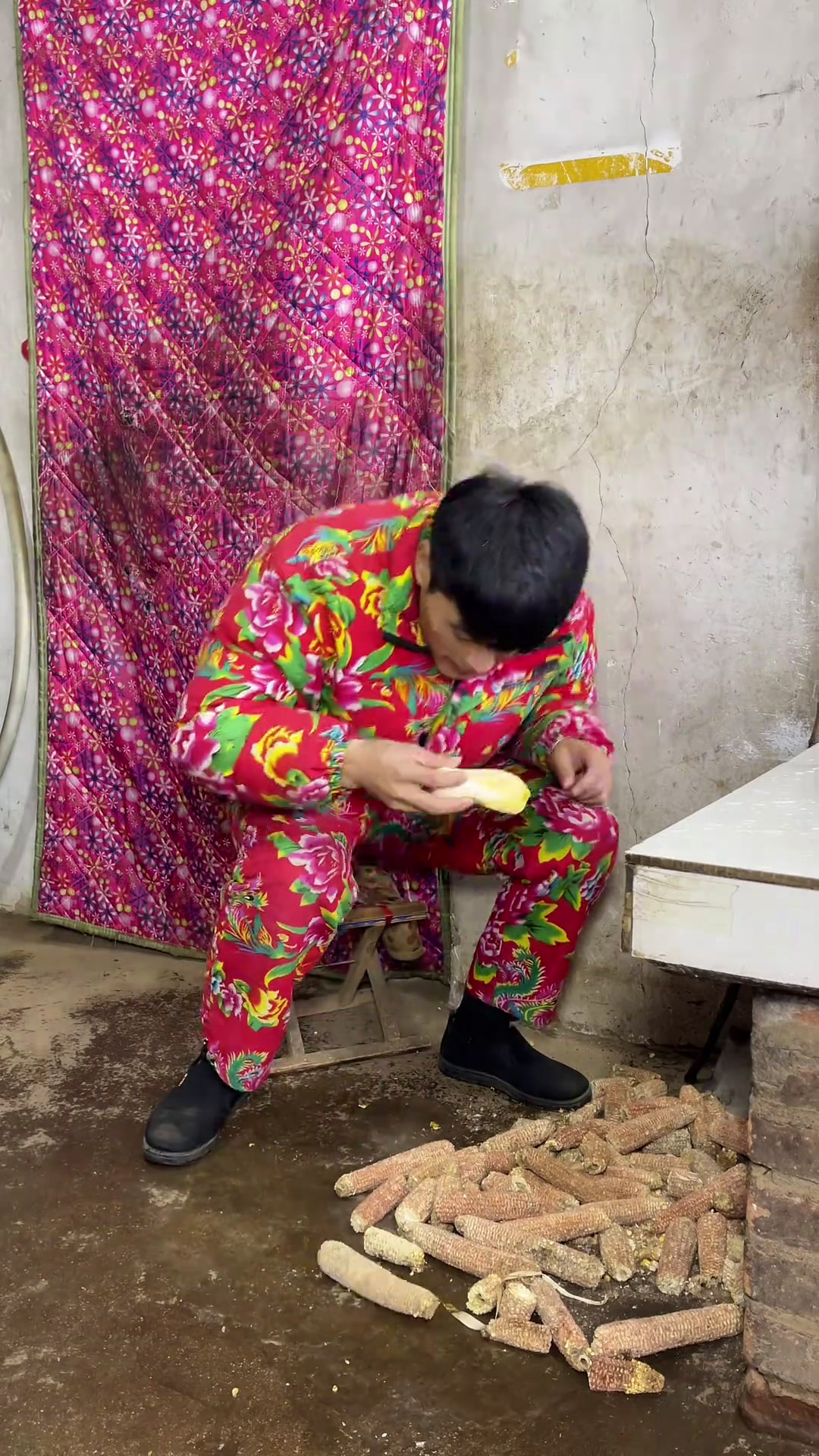 给老爸老妈做个海鲜酸菜锅!真的是香懵了!家里有一个不少兴的妈