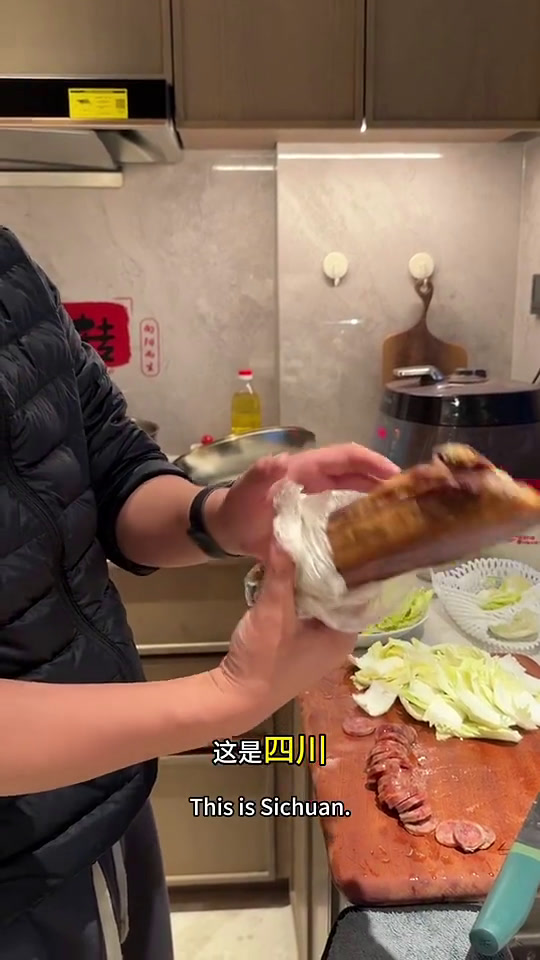 感谢瞿总在元宵节这一天寄过来的,四川老家特色熏香肠、熏腊肉、乌鸡土鸡。四川烟熏腊肉 元宵节